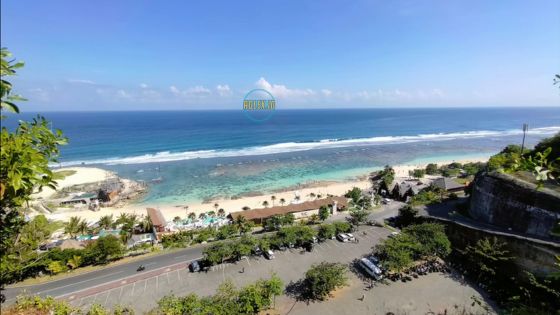 Menikmati Keindahan Pantai Melasti